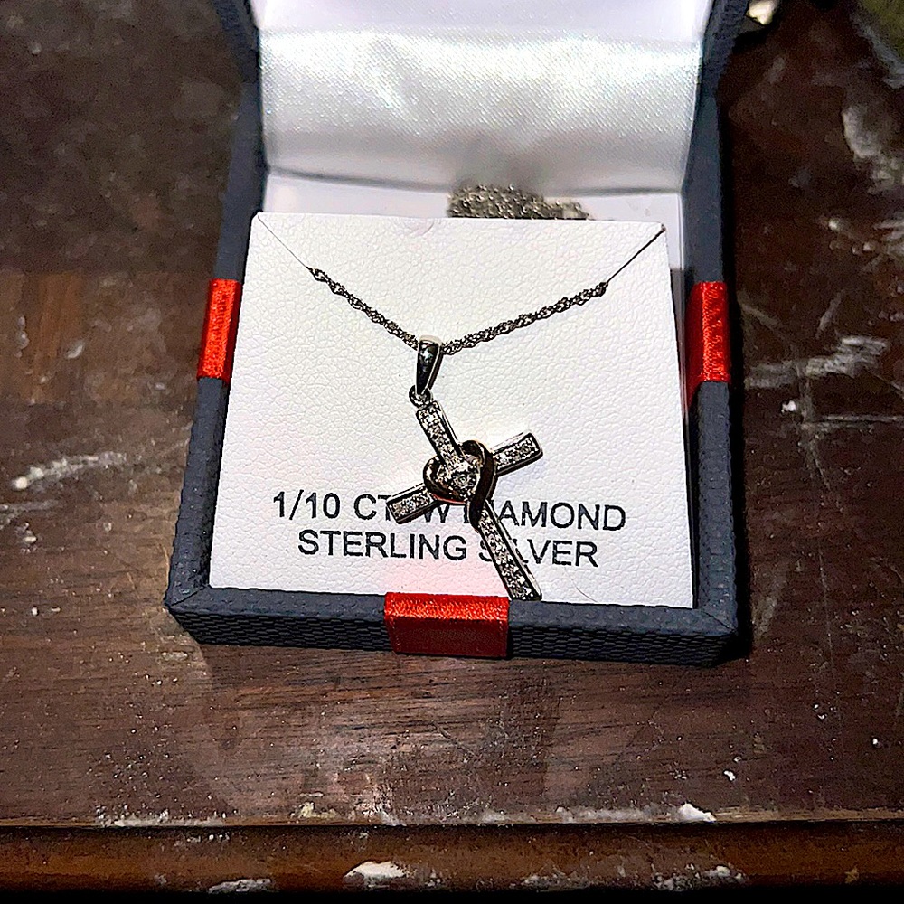Diamond necklace made with sterling silver